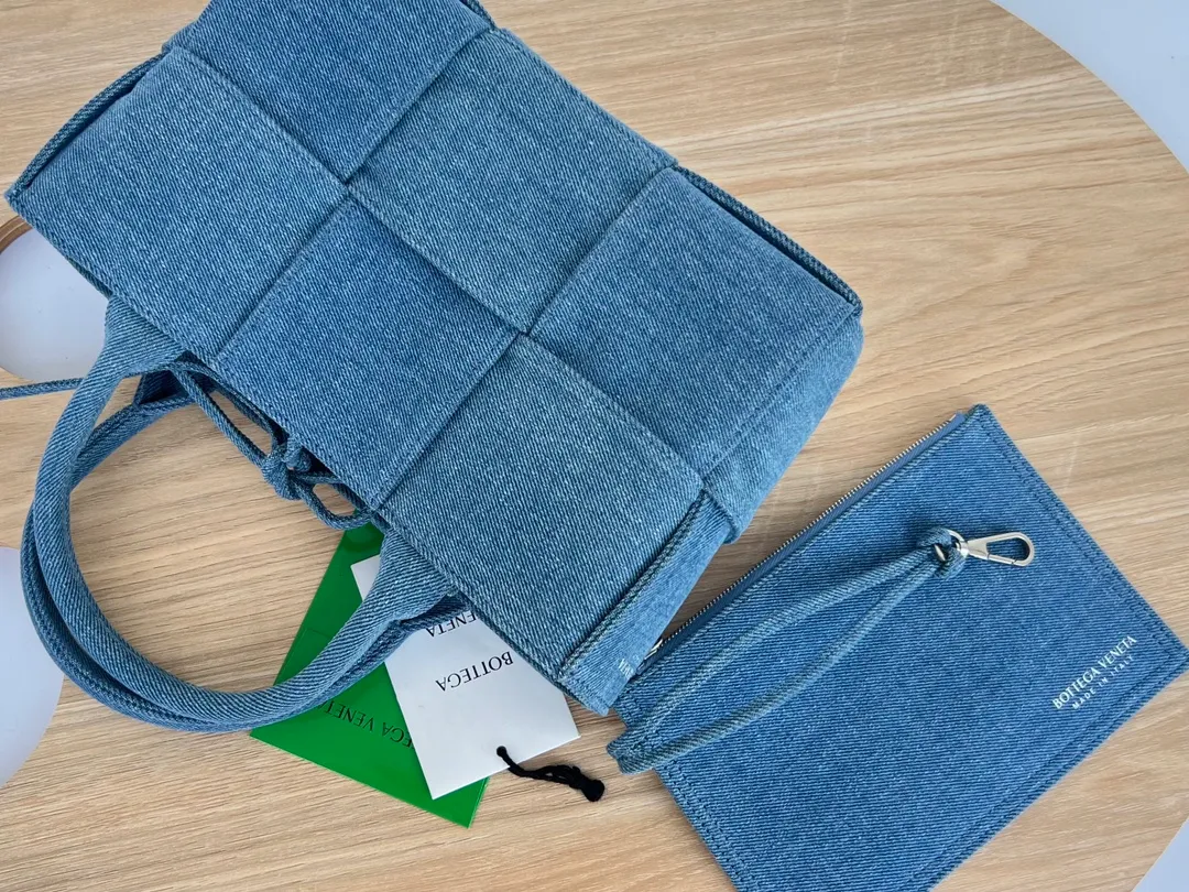 The new Denny denim tote bag 🎈 The denim bag that has been closely watched since the preview is out~ I really love this genderless denim tote bag. The soft denim material feels so comfortable and there are no creases [Victory] The size is suitable. It has a small bag inside and the upper body is really comfortable. It makes people feel happy 💙 If I don’t buy a denim bag this year, I dare not say that I know fashion!  Dimensions: 25x16x8.
